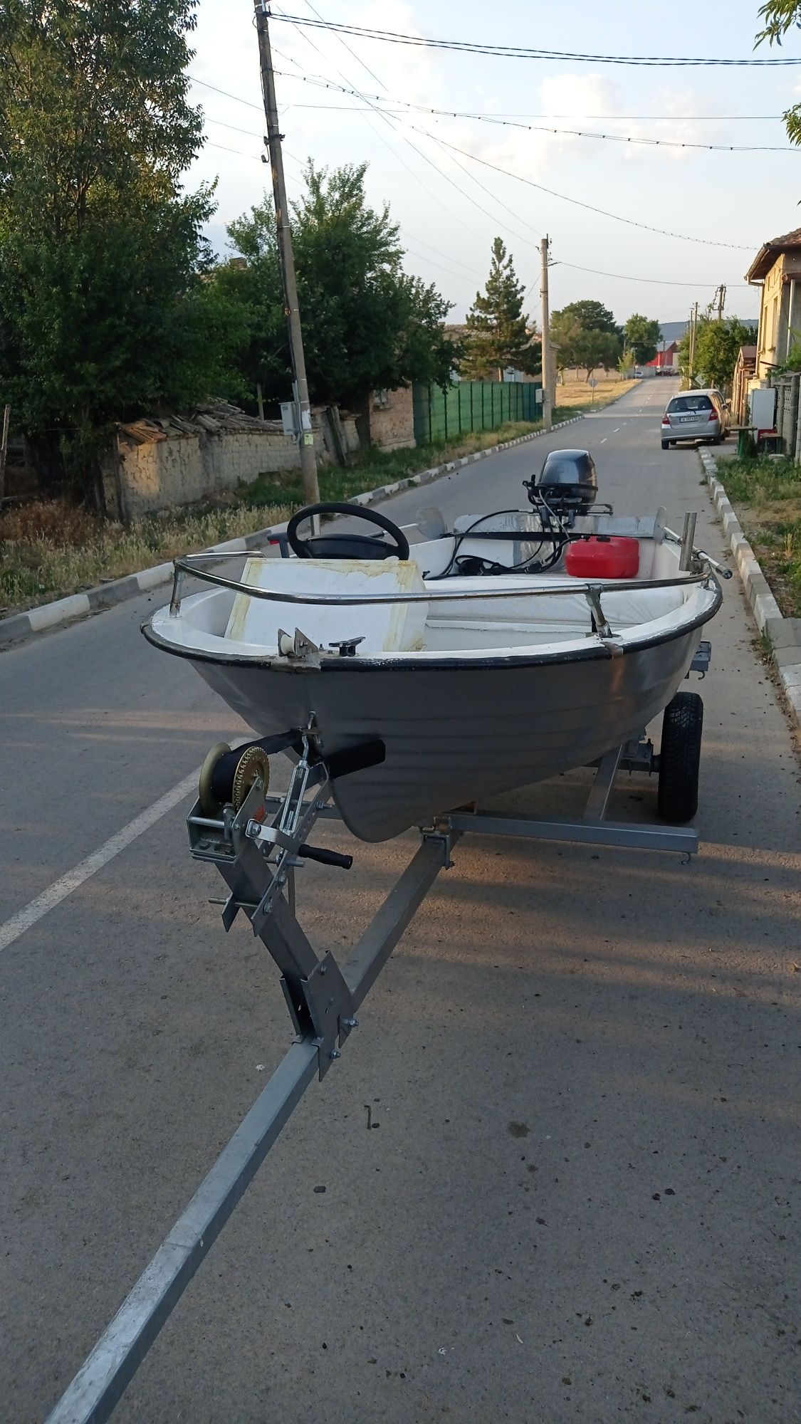 Лодка с колесар и двигател