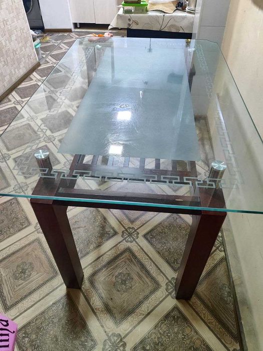 Стол со стеклянной столешницей и 4 стула