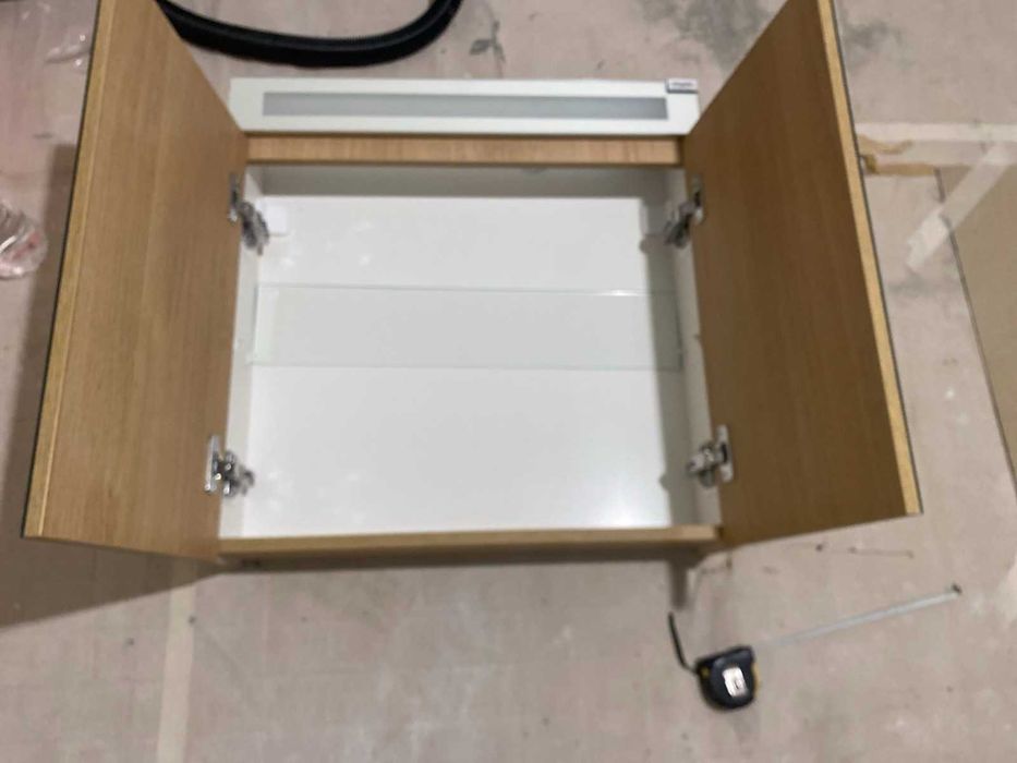 Горен шкаф за баня с огледало и LED