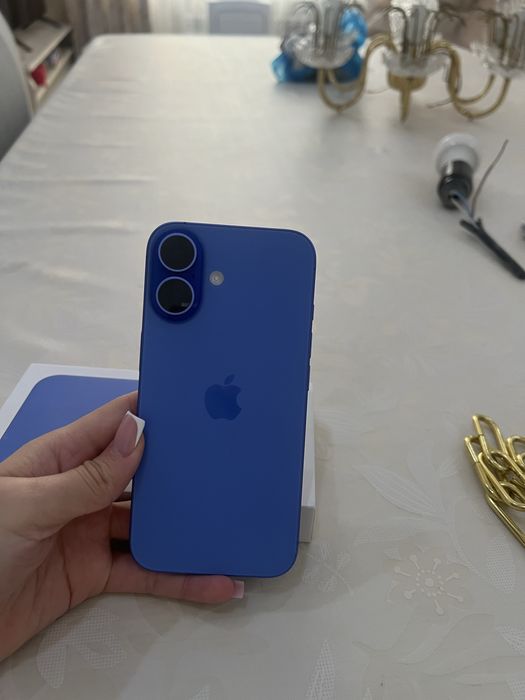 iphone 16 почти новый, 128 гб коробка зарядка все имеется,емкость 100%