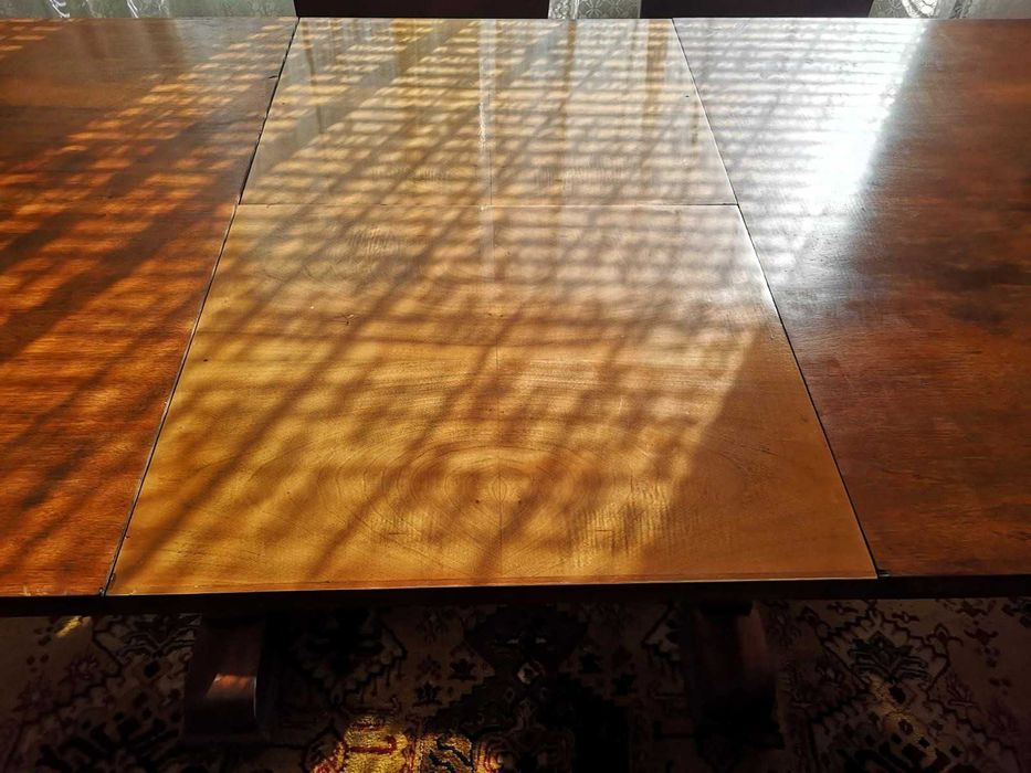 Масивна баварска маса и шест стола от орех