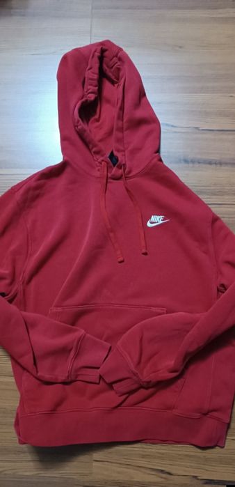 Продавам червено худи на Nike