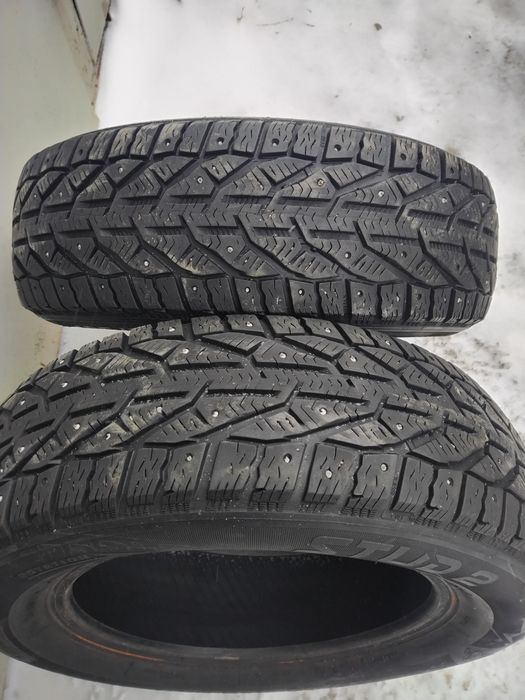Продам шины Зимние на 15 Две шины