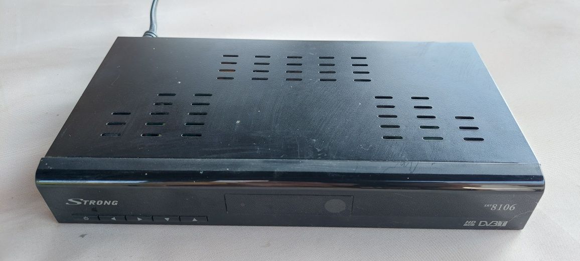 Цифров декодер Strong STR 8106
