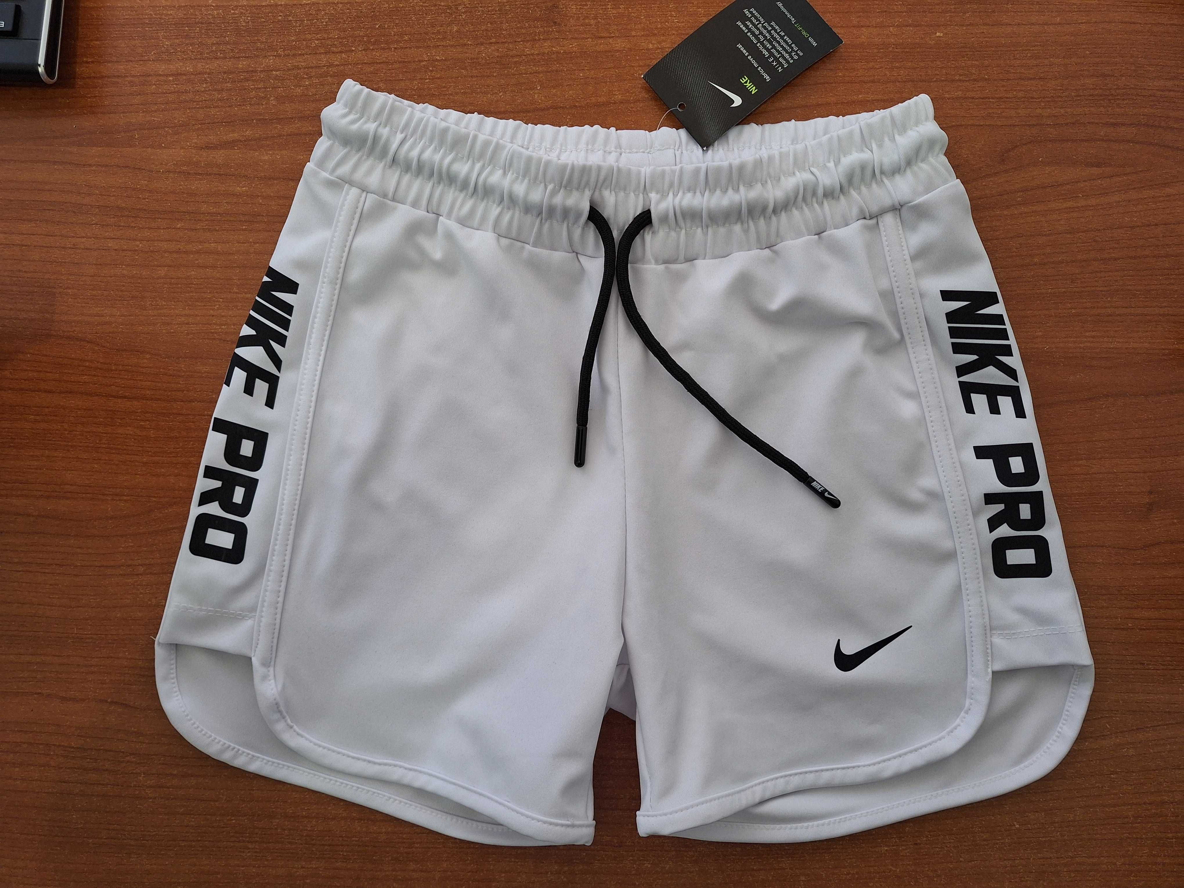 Спортен комплект на Nike за момиче S размер