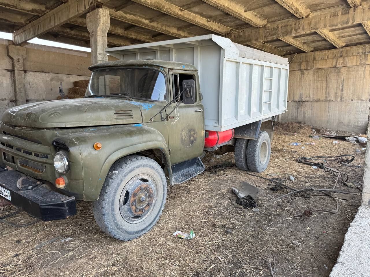 Zil 130 sotiladi soz holatda