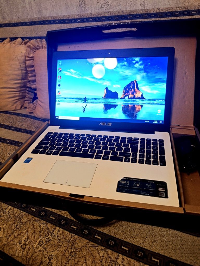 Лаптоп asus 15,9 инча