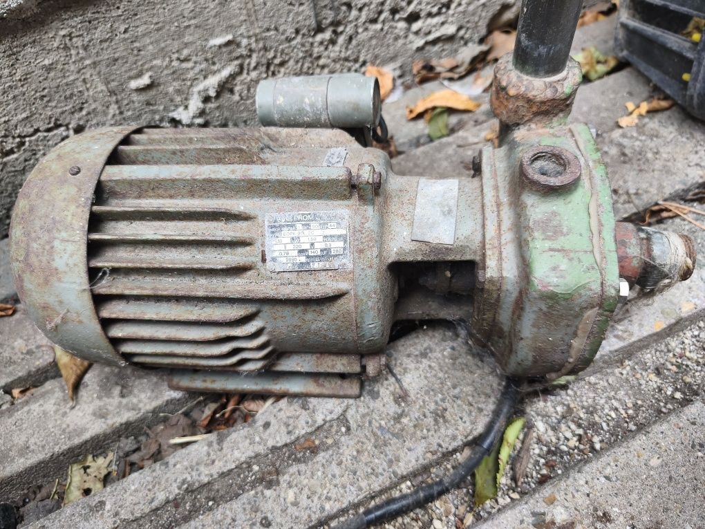 Градинска водна помпа Елпром Троян 1100 w