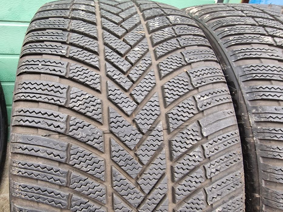 Anvelope 295/35R21 marca Bridgestone, DOT 2022, 6.5 mm
