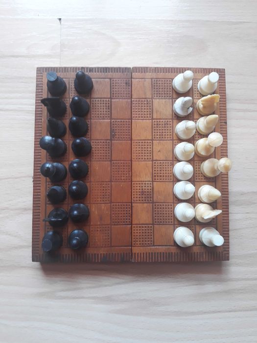 Шах в дървена кутия за игра