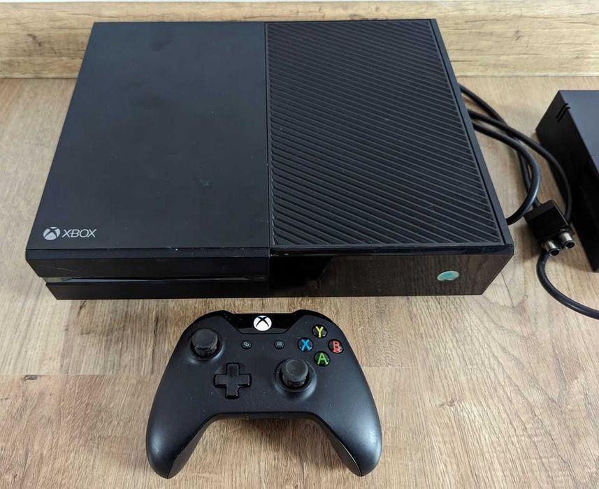 Consola joc XBOX One cu un controller si cateva jocuri instalate