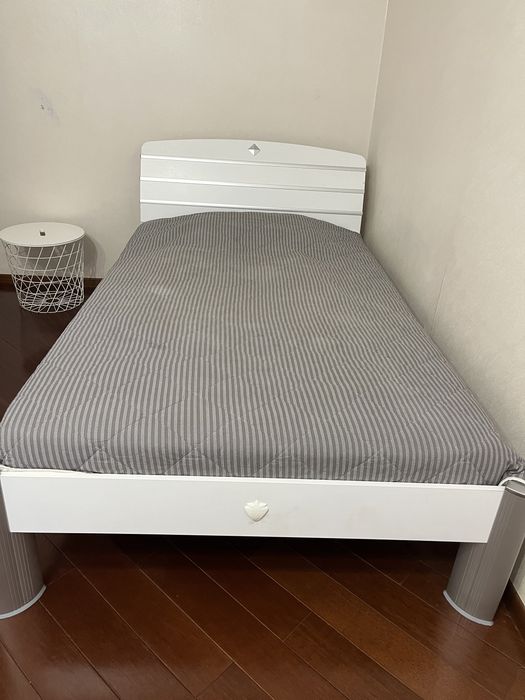 Продам кровать 120*200, комод и матрац,