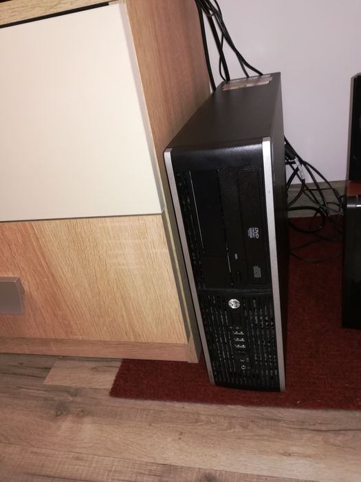 PC complet (unitate, monitor, tastatura și mouse)