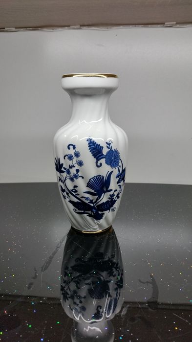 Ваза с декор син лук, без маркировка. Шарка едностранно, релеф и злато