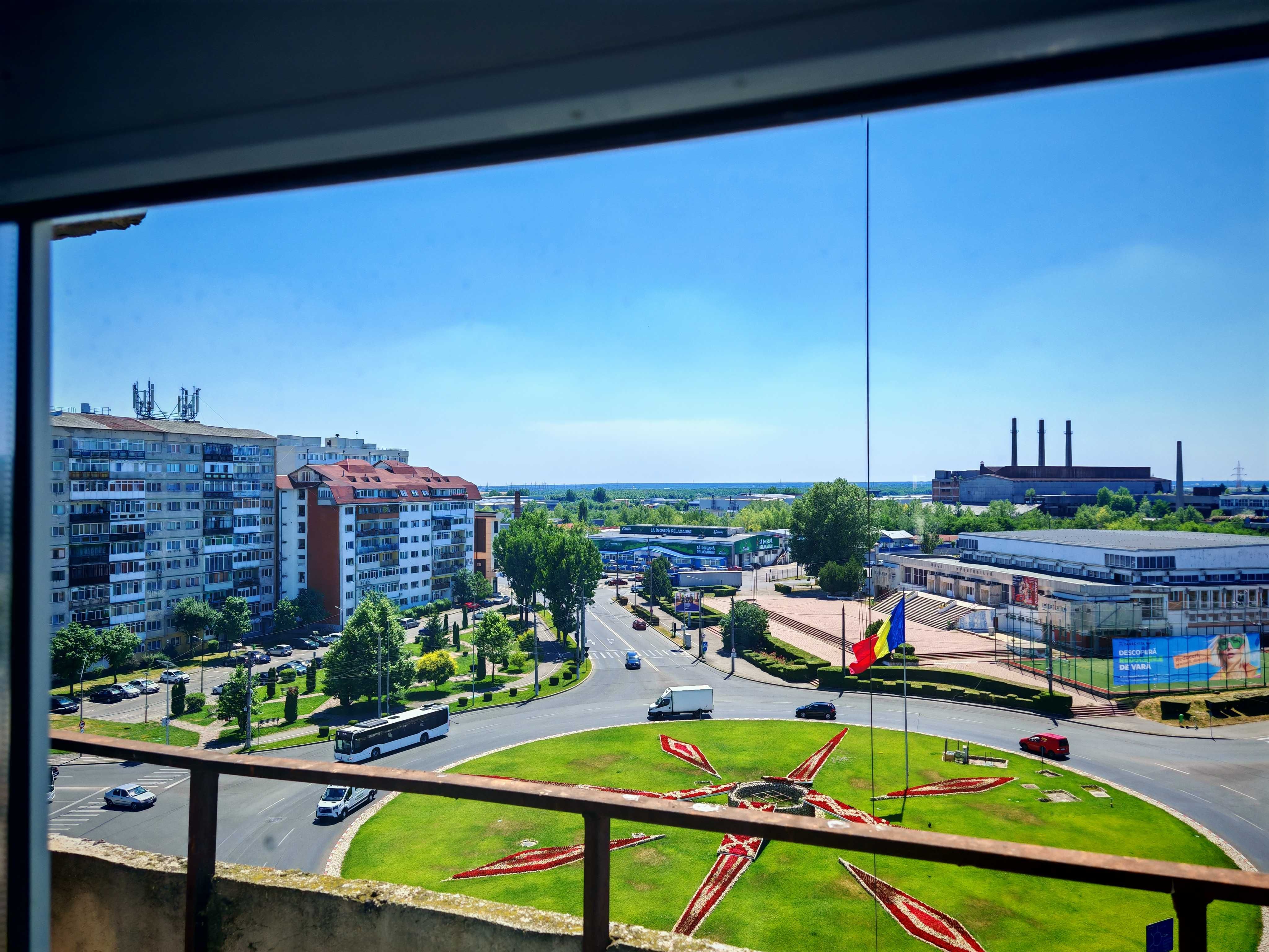 Apartament cu 2 camere, 3 balcoane, decomandat, situat în Micro 3