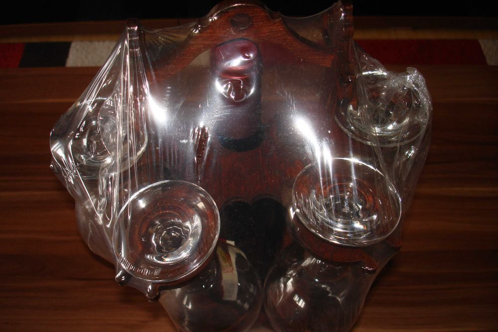 Suport vioara cu patru pahare si sticla vin