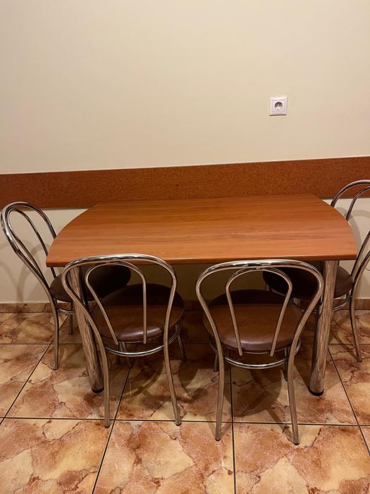 Mobilier bucatarie + frigider + spatiu de depozitare