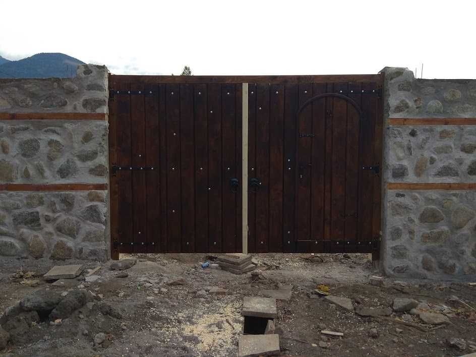 Дървени врати и порти
