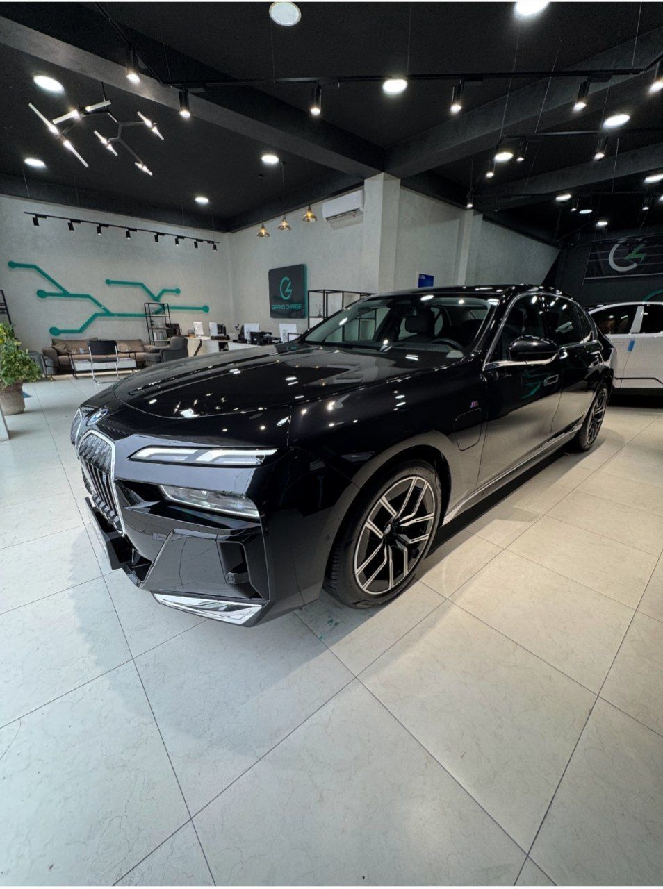 BMW I7 eDrive 50L Leading