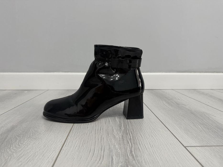 Полусапожки на каблуке лакированные