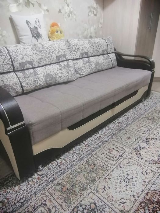 Продают кресло и диван.