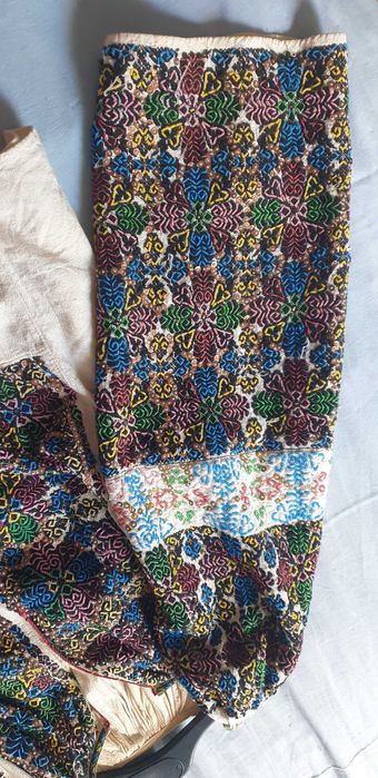 Ie tradițională brodata cu mărgele si paiete, model deosebit