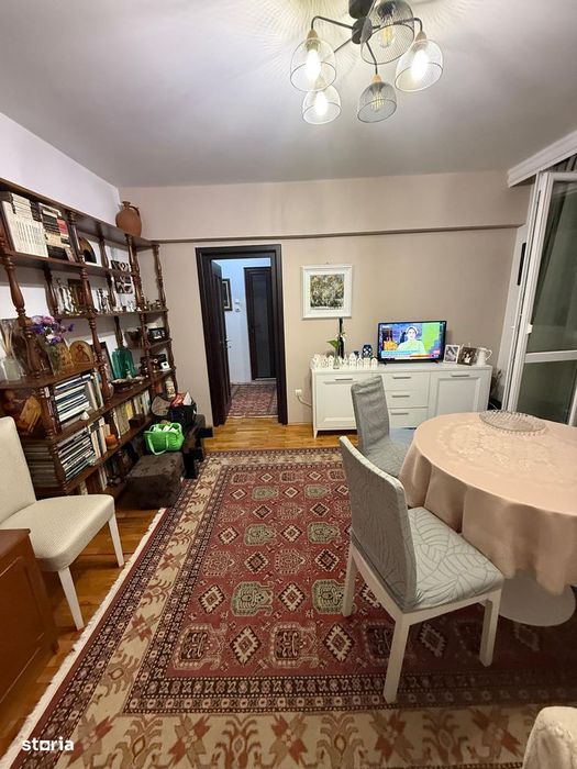 Apartament cu 3 camere semidecomandate, Centru