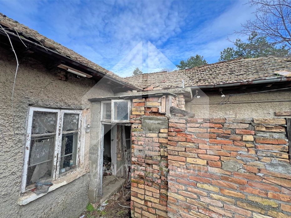 Продава къща с 1 дка двор в с. Мировци (общ. Нови пазар, обл. Шумен).