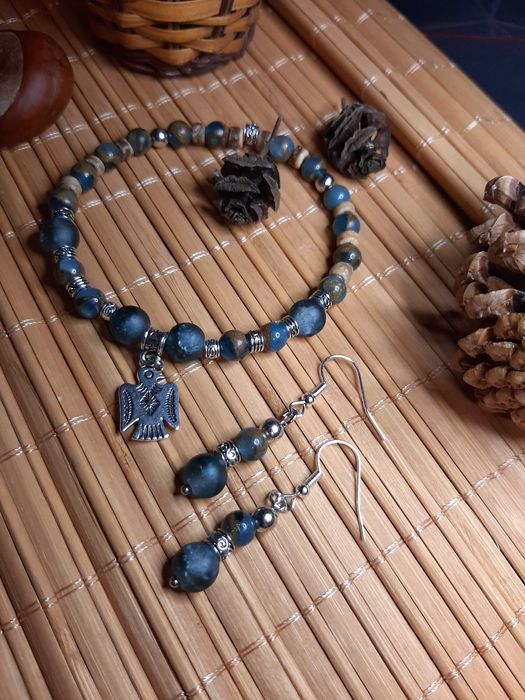 Гривни от полускъпоценни камъни. Подаръци за коледа.