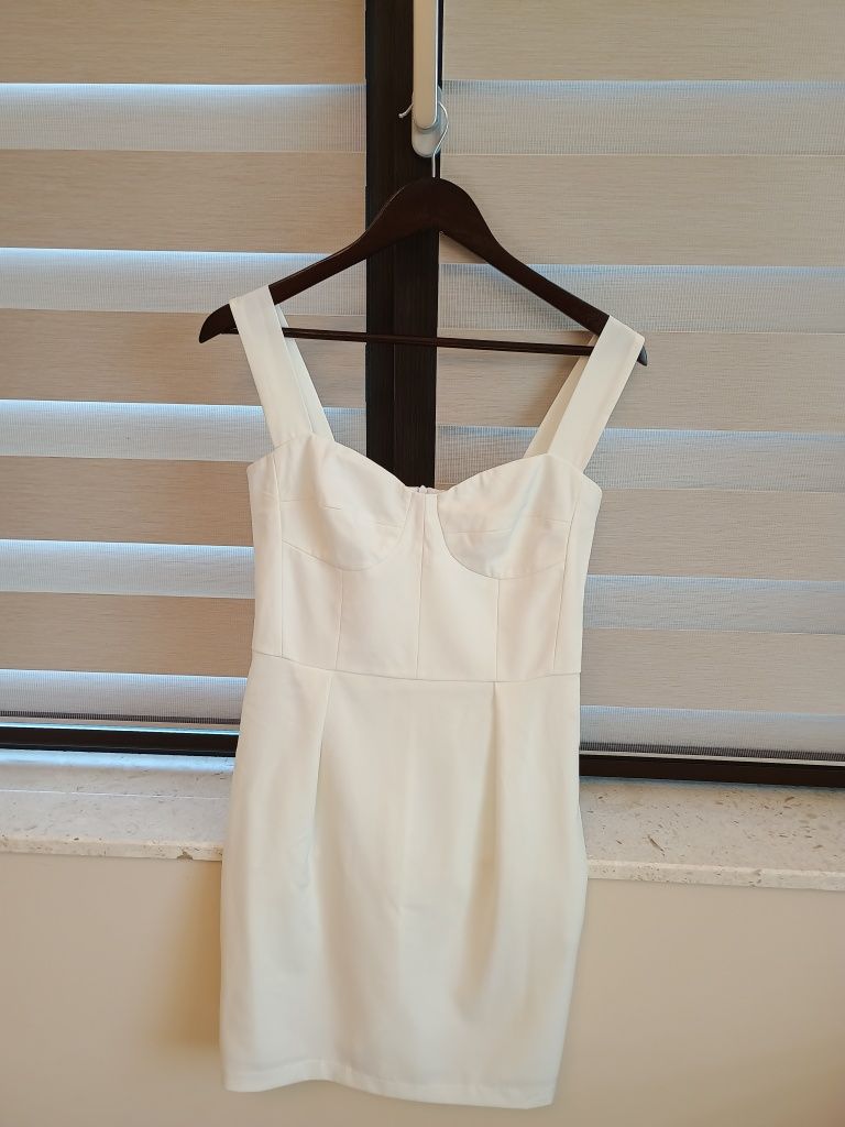 Бяла рокля за повод