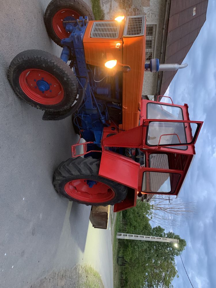 Tractor Universal 650 (UTB)