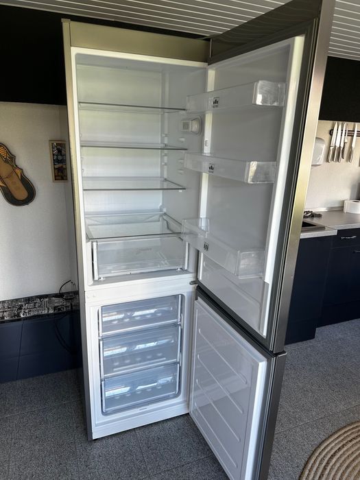 Măsuță cafea și frigider