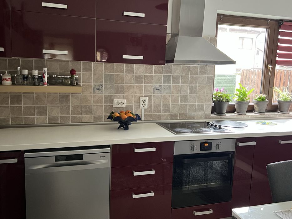 Bucatarie stare foarte buna cu electrocasnice incuse