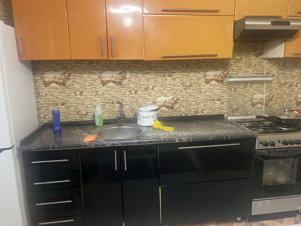 Продам кухню с газим и вытяжкой