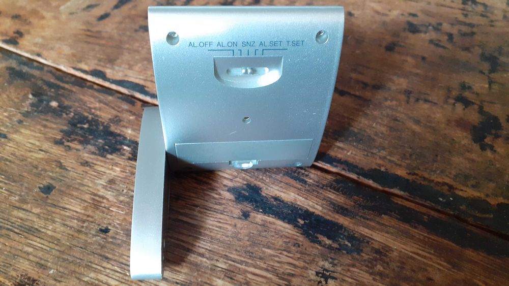 дигитален часовник за бюро и път, с будилник и лупа