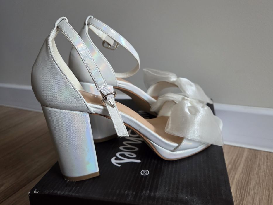 Дамски официални сандали в бяло