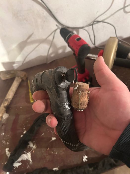 Два броя заключвалки за скутер