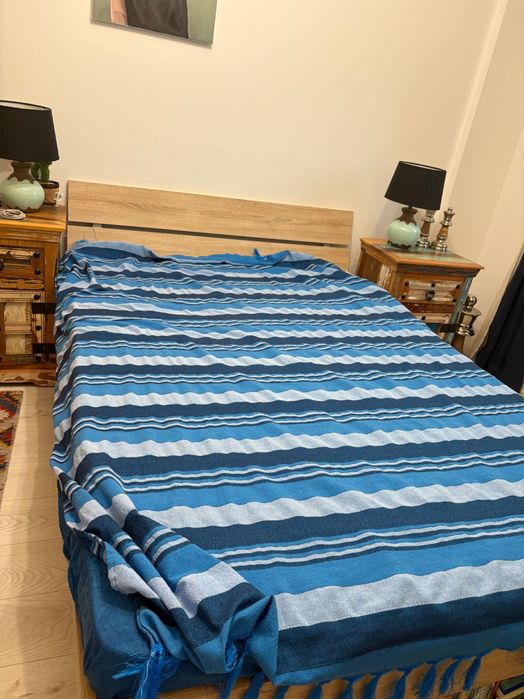 Pat versatil cu lăzi de depozitare și rafturi pentru carti