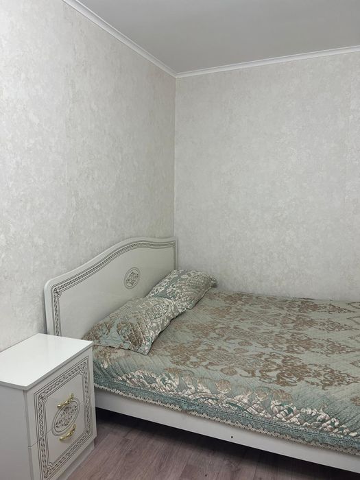 Двух спальная кровать с двумя тумбой.