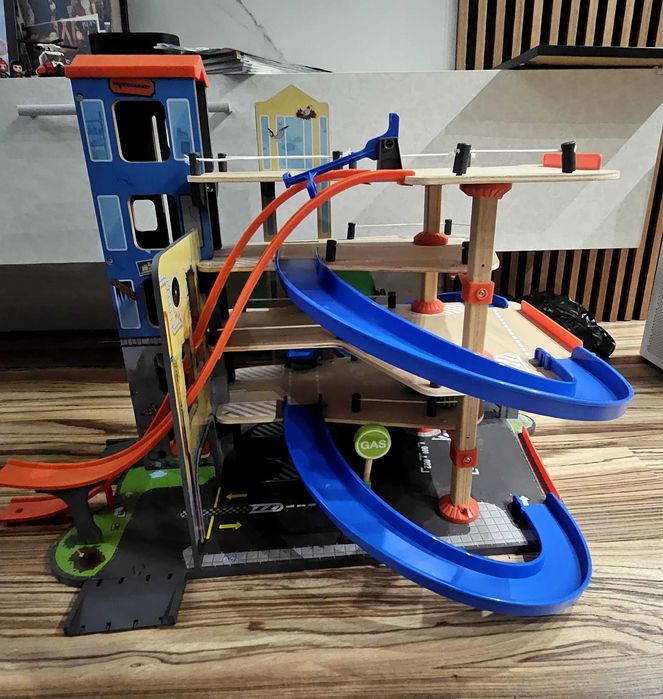 Детски дървен гараж за колички