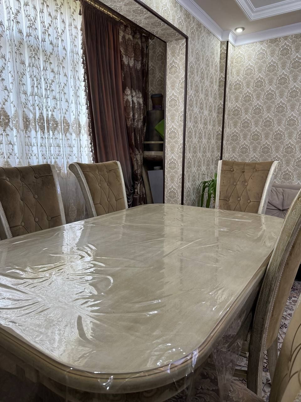 Стол и стулья на 10 персон
