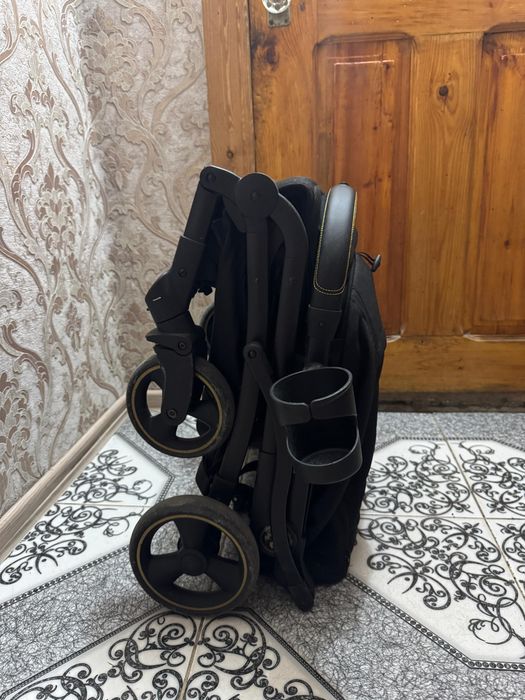 Коляска прогулочная,легко собирается,удобно в поездку