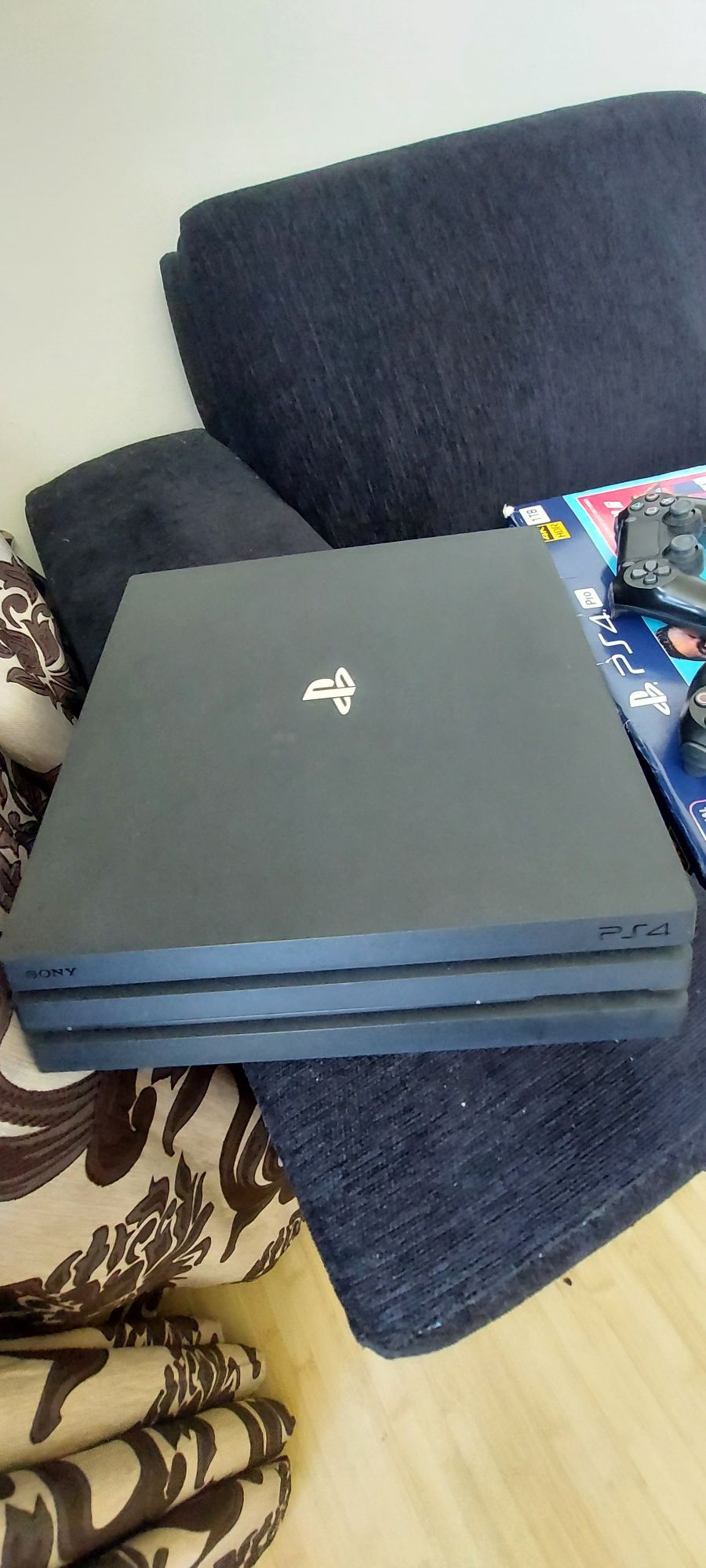 Vând Playstation 4 Pro, 1 TB+ 2 Controllere Sony.