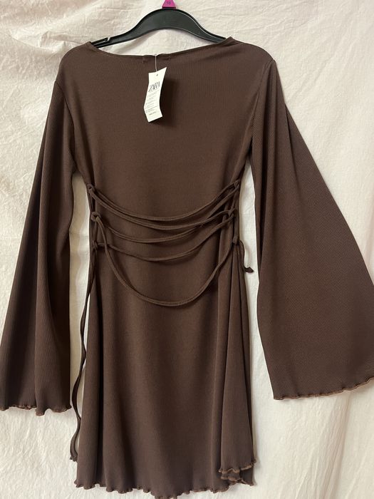 Женское платье с завязками на спине