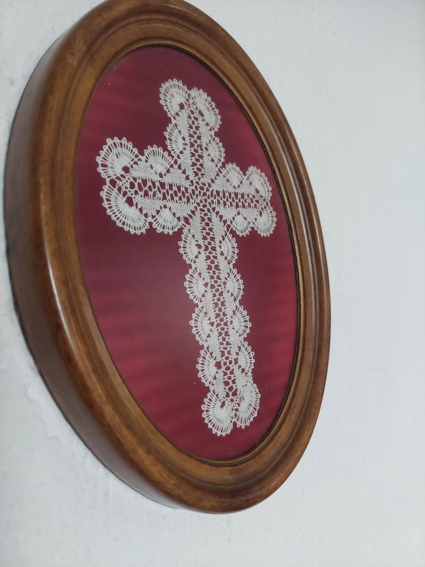 Кръст от дантела