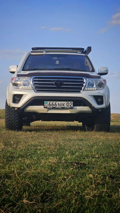 Аренда Toyota Land Cruiser 200 с водителем.  Выг