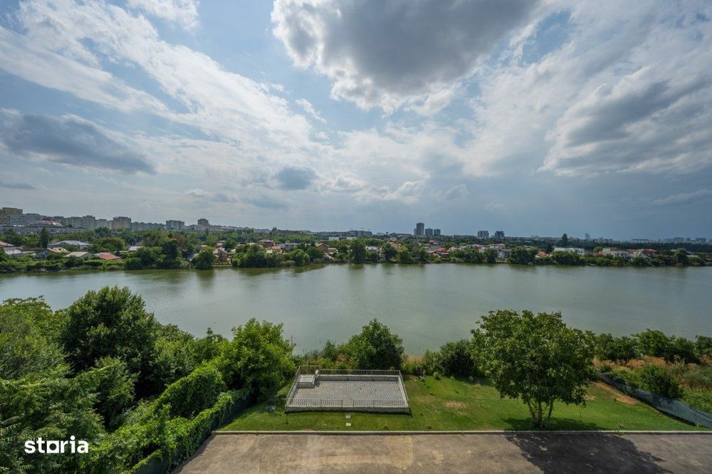 Apartament Cu Terasa Generoasa Si Vedere Unica Catre Lac