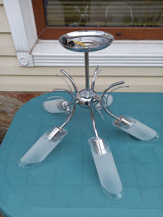 Полилей с пет чашки плюс още един подарък.