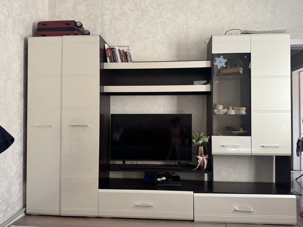 В зал стенка продается, в отличном состояний! Алматы без клопов