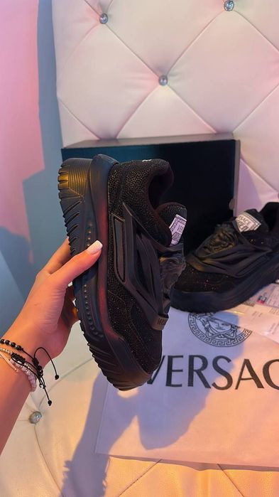 Odiseea Versace dama cu pietre